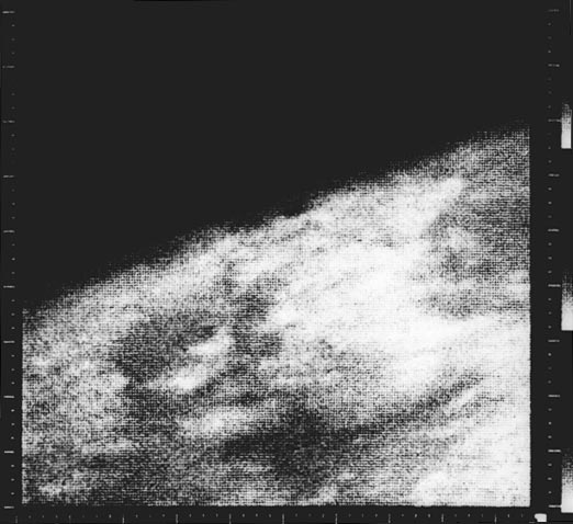 Thread1/5 #Mariner4 flew past  #Mars on July 14, 1965, providing the 1st close-up photographs of another planet.This 1st close-up image ever taken of Mars shows an area about 330 km across by 1200 km from limb to bottom of frame, centered at 37 N, 187 W. #Space  #mars2021  