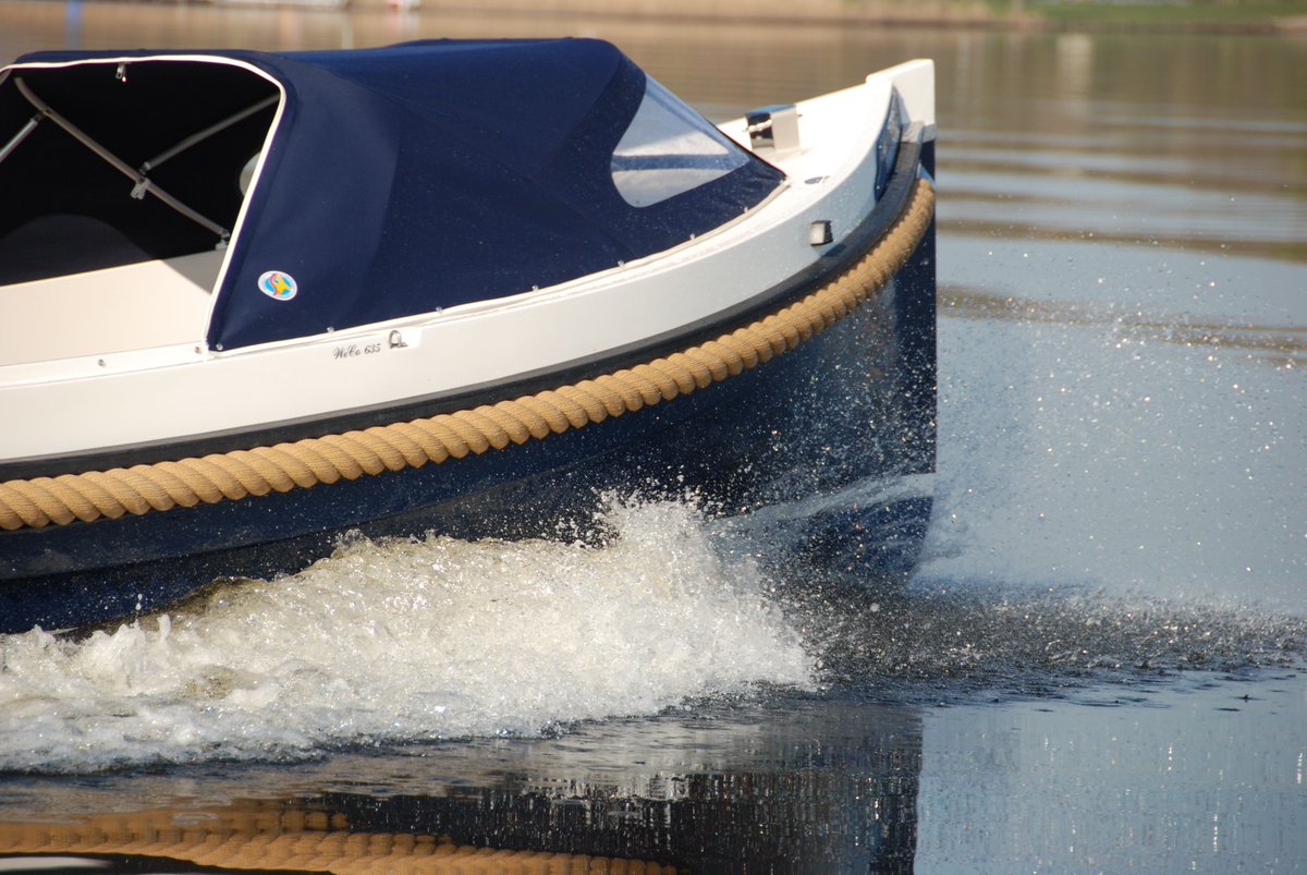 De eerste #sloep is weer te water en kan weer gehuurd worden! Van het weekend #lente kom lekker varen op de #kagerplassen of door #leiden. Boeken kan online of even bellen 071-3010043