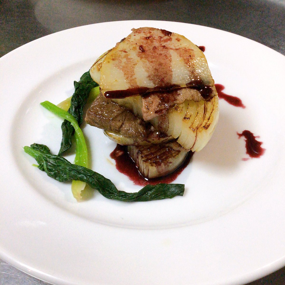 公式 焼肉せんか こんばんは 焼肉せんかです 今日は まかないで 玉ねぎとじゃがいもと上カルビを使ったミルフィーユを作りました とっても美味しかったです 次回は何のまかないを作ろうかぁ お楽しみに 盛岡グルメ 盛岡大通り 焼肉 海鮮