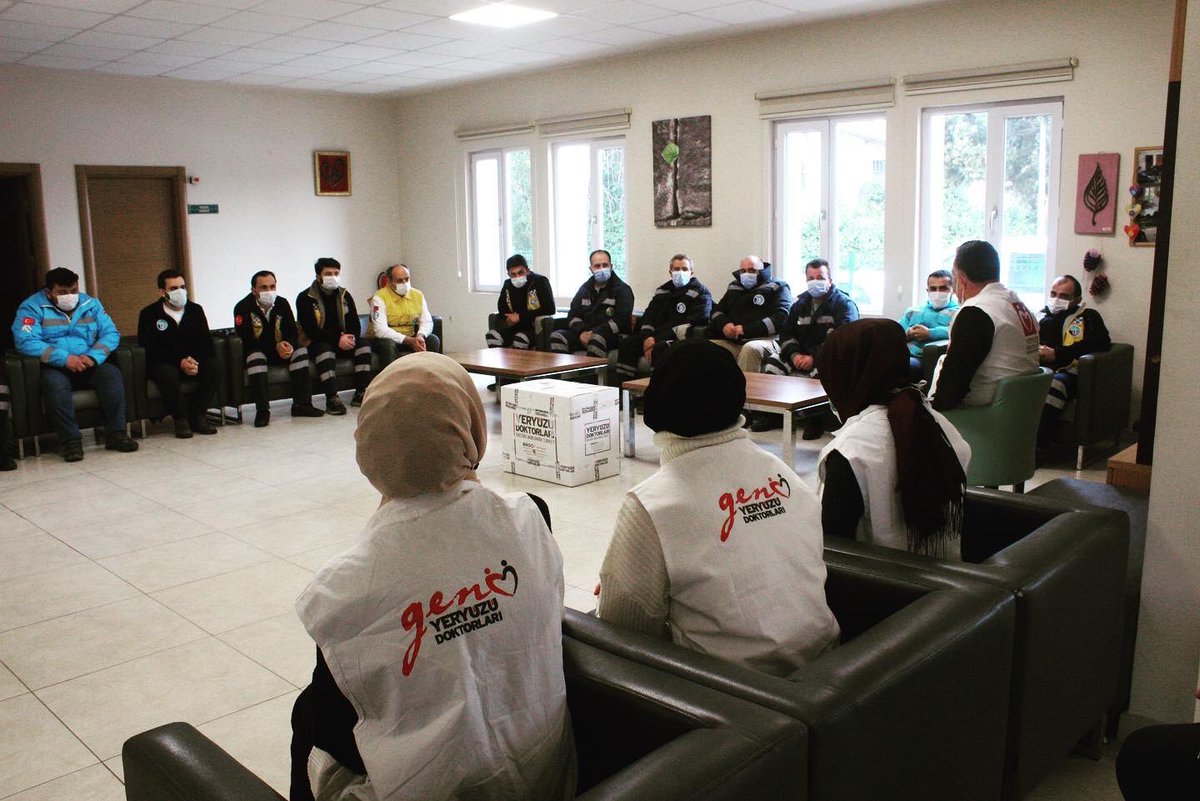 gencyyd's tweet photo. 📌Motivasyon kitlerimiz, kahraman sağlık çalışanlarımıza ulaşmaya devam ediyor.

Bugün Tuzla Belediyesi Yaşlılar Merkezi ve Tuzla Devlet Hastanesi’nde toplam 400 sağlık çalışanına kitlerimizi ulaştırdık. #iyikivarsınız https://t.co/68xWdsnOKA