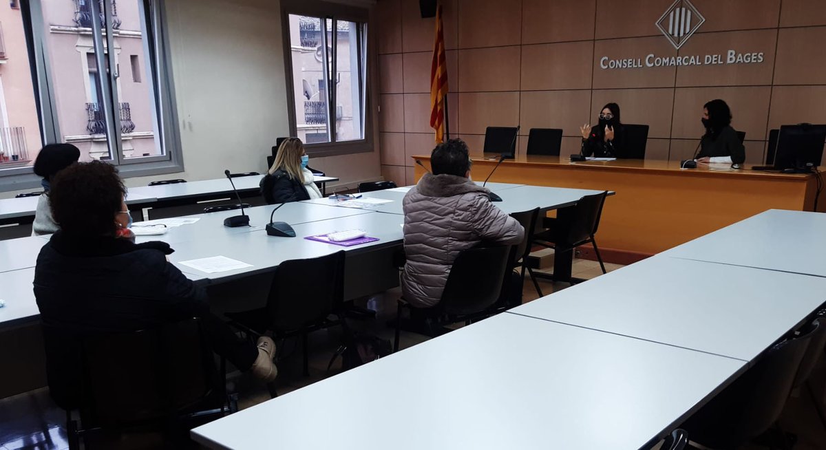 🙋‍♀️ En el marc de la convocatòria del programa Treball i Formació 2020, aquest divendres un total de cinc dones en situació d'atur han començat a treballar al #ConsellComarcaldelBages durant dotze mesos!
▶️ <a href="/NiaTorrente/">Estefania Torrente i Guerrero</a> i <a href="/Mvilades/">Marta Viladés Ribera🎗️</a> els han donat la benvinguda!
#Bages