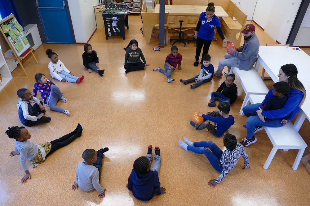 Kinderen die het thuis moeilijk hebben, zitten vaak ook op school en in hun vrije tijd niet goed in hun vel. Voor hen maakt een veilige plek in hun buurt hét verschil. Kinderwerk biedt die plek!

nji.nl/nl/Kennis/Publ…