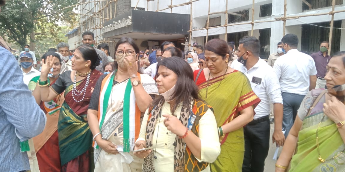 ChitraBathamINC's tweet photo. Participated in the state wide agitation yatra against Gas, Diesel, Petrol price rise by the @BJP4India, organized by @MaharashtraPMC under the leadership of president @SandhyaINC. @INCMaharashtra working president @ShindePraniti also attended the yatra. https://t.co/dM6tSqWTZc