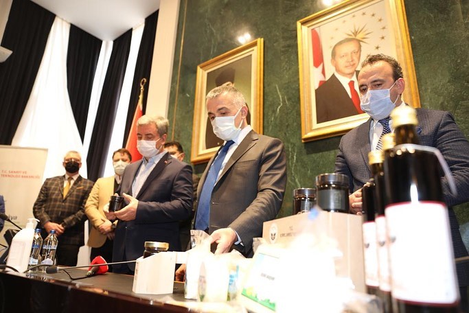 valikirklareli's tweet photo. Valimiz Sayın Osman BİLGİN, Kırklareli Hardaliyesi ve Kırklareli Beyaz Peyniri’nin ardından Kırklareli Meşe Balı ve Kırklareli Kıvırcık Kuzu Eti coğrafi işaret tescil süreçleri tamamlanması ile ilgili Valilik Atatürk toplantı salonunda basın toplantısı düzenledi. +++ https://t.co/ahu4OgYQPG