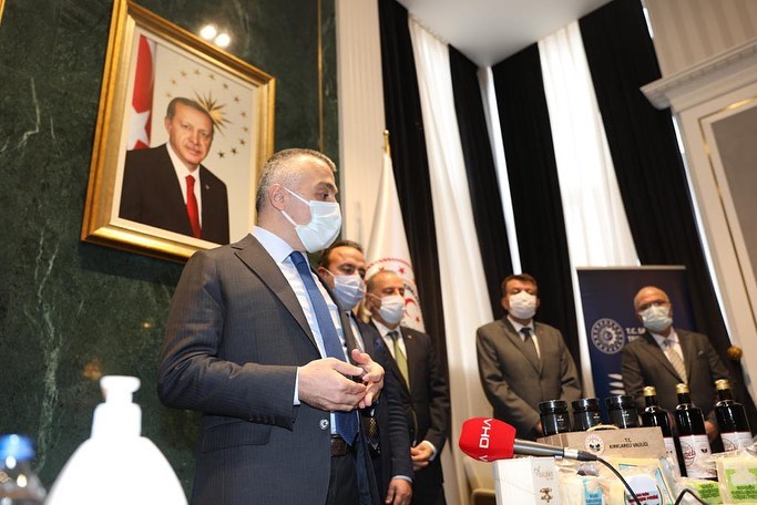 valikirklareli's tweet photo. Valimiz Sayın Osman BİLGİN, Kırklareli Hardaliyesi ve Kırklareli Beyaz Peyniri’nin ardından Kırklareli Meşe Balı ve Kırklareli Kıvırcık Kuzu Eti coğrafi işaret tescil süreçleri tamamlanması ile ilgili Valilik Atatürk toplantı salonunda basın toplantısı düzenledi. +++ https://t.co/ahu4OgYQPG