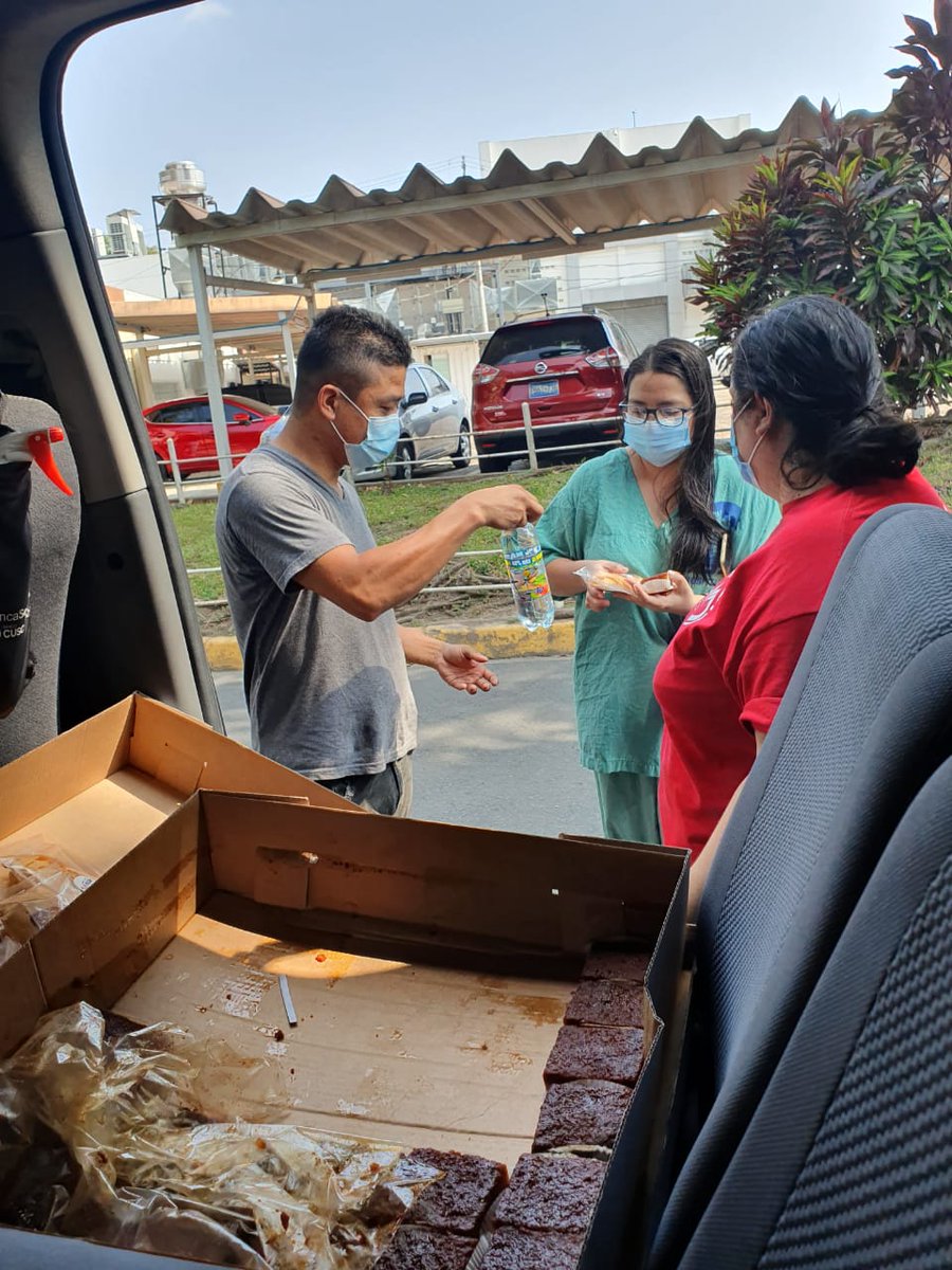 solidariton's tweet photo. El día de ayer salimos en nuestra Ruta Solidaria con la fundación Margot y Rolando Duarte 🚐Entregamos alimentos a los corazones que más nos necesitan y pudimos compartir un momento de alegría con ellos ¡Porque hay muchas maneras para compartir amor y amistad! 🥰 #solidariton https://t.co/tg7LjzeeqB