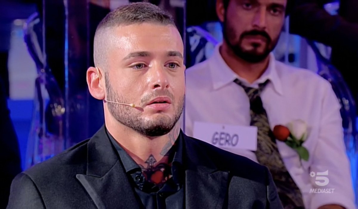 erikagiampa's tweet photo. SOPHIE: all'inizio ti ho visto e ho detto mazza che figo e poi dopo ti ho visto meglio e...
MATTEO: e hai detto mazza che schifo 

mi spezzi ⚰️✈️⚰️✈️⚰️ #uominiedonne https://t.co/M4ejwKrczY