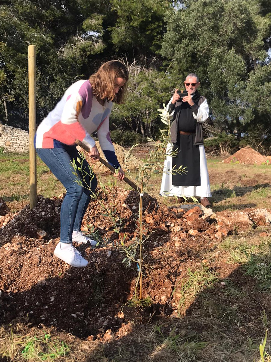 PurProjet's tweet photo. 🌱🎾Aujourd'hui, c'est aux côtés d'
@alizecornet que nous plantons sur l'île de Saint-Honorat.
Fortement engagée pour l'environnement, c'est avec nous que la sportive a décidé de compenser l'empreinte de ses déplacements internationaux.💪
#PlantForGood #VergersdAvenir https://t.co/7FAuaPtLNw