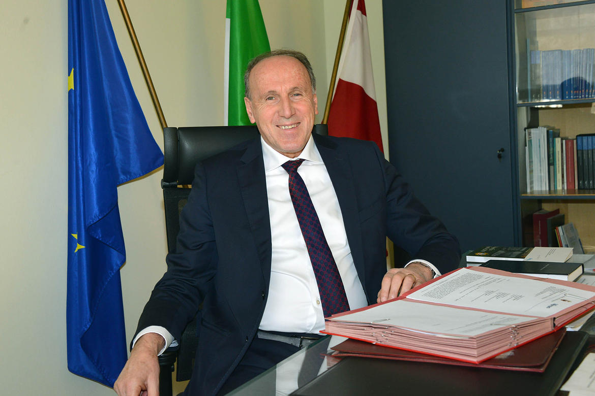 🏘  Semplificazione interventi di demolizione e ricostruzione immobili, nuova definizione dello “stato legittimo”, adeguamento delle tolleranze costruttive e attenzione a riqualificazione urbana, sono le novità del ddl #MarioTonina presentato in Giunta
👉bit.ly/37w2oYT