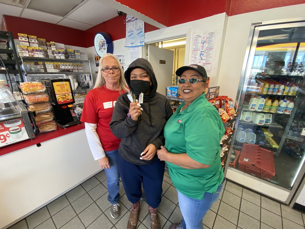 GKHottle's tweet photo. I was the 1st customer at this CEFCO on 18th st in Waco since their power went out Sunday. Fortunately, it’s on now. The employees inside said their happy it’s back & none of the water they had outside was stolen. People took what they needed & slipped the money under the door. https://t.co/9mtXHR25m1