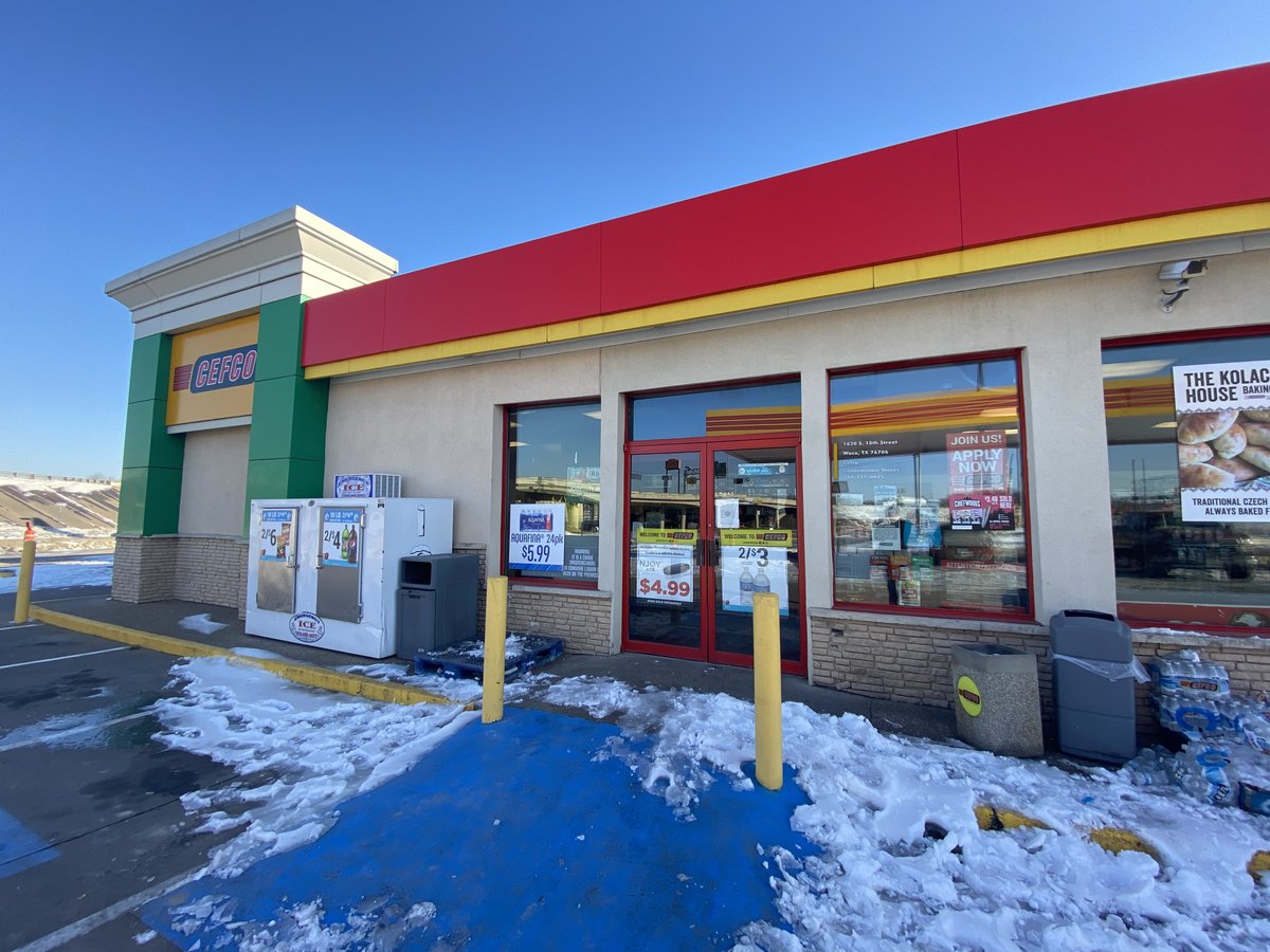 GKHottle's tweet photo. I was the 1st customer at this CEFCO on 18th st in Waco since their power went out Sunday. Fortunately, it’s on now. The employees inside said their happy it’s back & none of the water they had outside was stolen. People took what they needed & slipped the money under the door. https://t.co/9mtXHR25m1