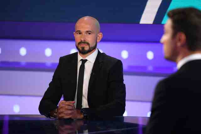 lequipe's tweet image. Recruté par Canal+, Christophe Jallet, ancien consultant de la chaîne Téléfoot, doit faire ses débuts ce dimanche dans le « Canal Football Club ». ow.ly/vPXO50DEIRq