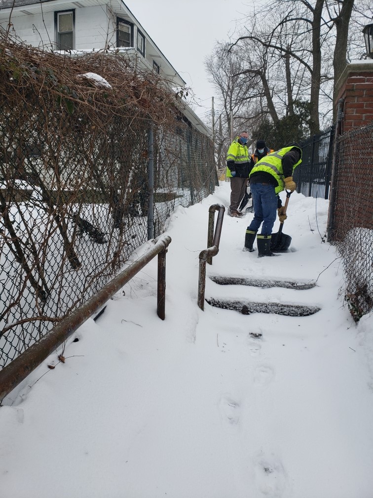 NYC_DOT's tweet photo. NYC DOT crews were out yesterday clearing #StepStreets, overpasses, #NYCPlazas and our East River Bridges.

You may report snow/ice on a street or a highway via @nyc311 here: https://t.co/HieNehibBy

You may report snow/ice on a sidewalk here: https://t.co/xoXcb6mIBs https://t.co/MWdmEWsS4g