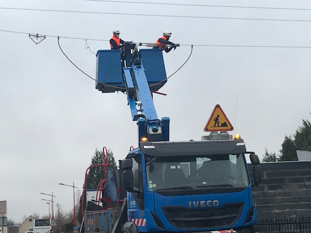 enedis_hdf's tweet photo. A #Loffre ce matin, les équipes @enedis des Travaux Sous Tension travaillent sur le réseau 20 000 Volts. A la clé, un réseau ⚡️ modernisé et un ancien poste renouvelé,  sans priver d'alimentation ⚡️ les clients concernés, sous l'oeil attentif de M. Le Maire Eric Gouy. #CCCO https://t.co/6k7m5VOQHc