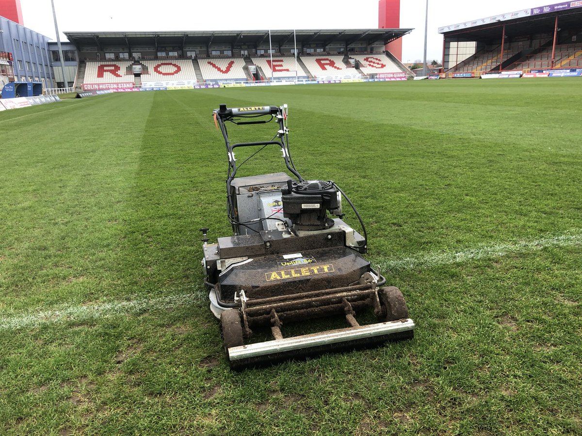 AnthonyBrockwel's tweet photo. Little bit of snow damage, specially where poa is. But managed to hoover the the @AllettMowers #uplift brush working as you can see, cleaned to finish for the weekend. https://t.co/VGY03hRu1x