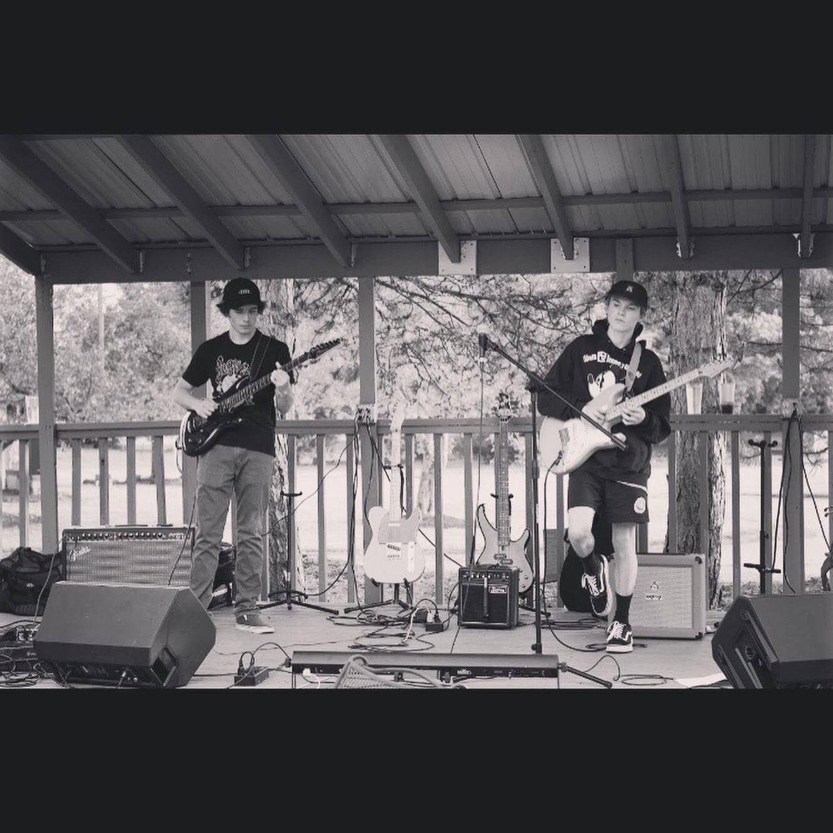 lonelyfossa's tweet photo. heres some pics of a show i played during the summer. can’t wait for live music to come back. https://t.co/mZeKx3Ybyk