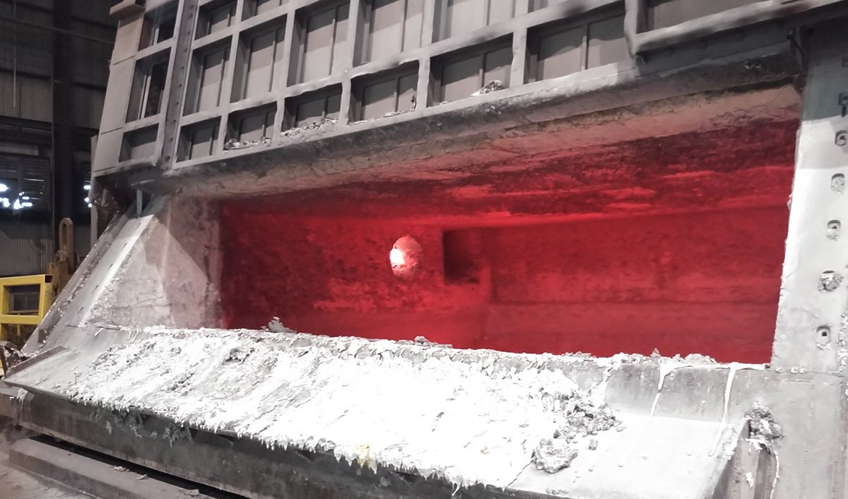 MagnecoMetrel's tweet photo. Metpump lined Aluminum holding furnace after 2 years in service.
#Metpump #MagnecoMetrel #GoTeamGo #Refractory https://t.co/G4neHbwuhQ