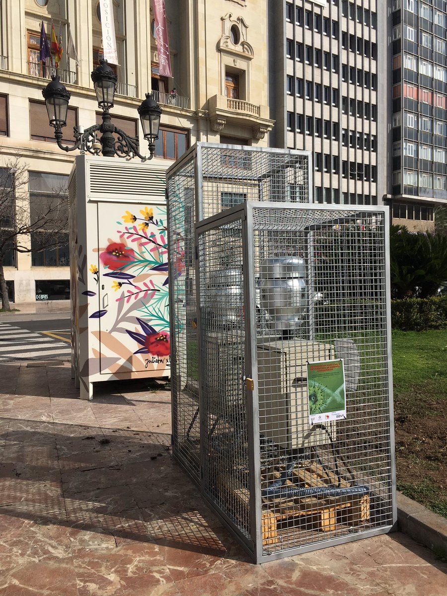 Esta mañana hemos puesto en marcha en la Plaza del Ayuntamiento de Valencia los equipos para medir COVID en aerosoles. <a href="/UV_EG/">Universitat València</a> <a href="/UJIuniversitat/">Universitat Jaume I</a> @EnfermeriaUVEG <a href="/DelgadoSaborit/">Juana Mari Delgado-Saborit</a> <a href="/bbva/">BBVA</a>