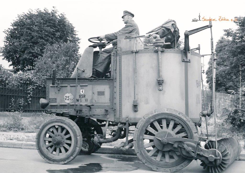 BSR_de's tweet photo. 1913 waren in #Berlin 40 Straßenwaschmaschinen von A.Hentschel im Einsatz. Der Wassertank fasste 2500 l, zwei Dürr-#Elektromotoren, die in die Vorderräder eingebaut waren, trieben das Fahrzeug an. #BSRFahrzeuge #BSR-#History #Elektromobilität #Straßenreinigung #Elektroauto https://t.co/0y78OaJB1i
