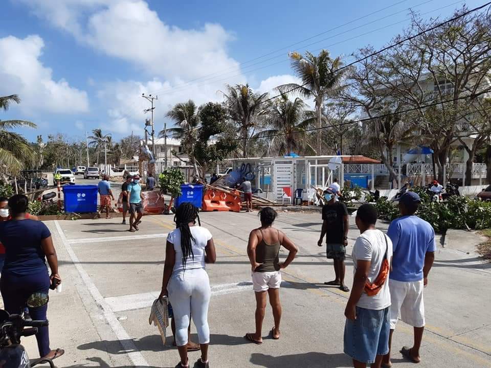 faber_gonzalezp's tweet image. En San Andres:
Mucha foto y gasto público en servicios públicos, pero hacer un hueco y meter un tubo PVC amarillo de 8" no es cobertura en alcantarillado como tampoco hacer un hueco y meter una tubería de polietileno es cobertura de acueducto si solo transportan puro aire.