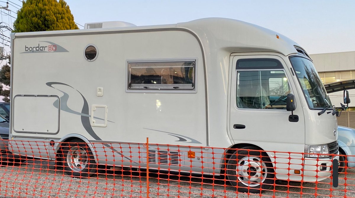 Tanashin17 2tトラックのシャーシ ベースのキャンピングカーらしいのだけれど わざわざ運転室をデュトロ系ダイナのトラック キャブでは無くて トヨタ コースターbusのボディにしてる為 何だか コミュニティバスのようなスーパーショートボディーに Tanashin17 2tトラックのシャーシ ベースのキャンピングカーらしいのだけれど わざわざ運転室をデュトロ系ダイナのトラック キャブでは無くて トヨタ コースターbusのボディにしてる為 何だか コミュニティバスのようなスーパーショートボディーに