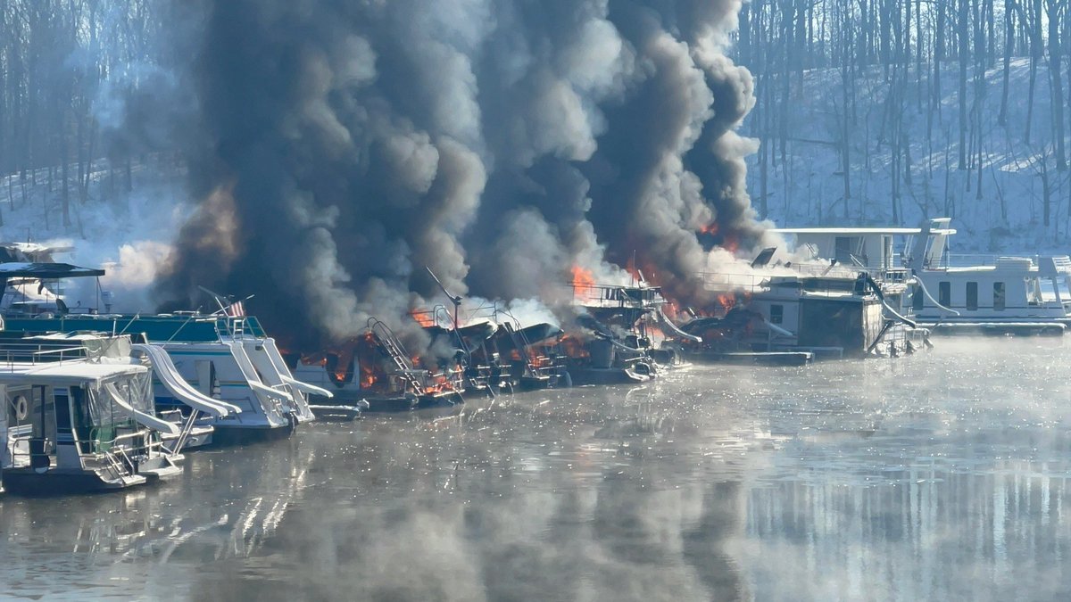 JakeBoswellNews's tweet photo. BREAKING: Multiple boats have caught fire at Hoosier Hills Marina at Patoka Lake in Dubois County. @WEHTWTVWlocal has a crew on the way to the scene to gather more details.

📷: 100.9 FM WBDC https://t.co/sYARazRySU