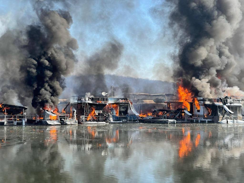 JakeBoswellNews's tweet photo. BREAKING: Multiple boats have caught fire at Hoosier Hills Marina at Patoka Lake in Dubois County. @WEHTWTVWlocal has a crew on the way to the scene to gather more details.

📷: 100.9 FM WBDC https://t.co/sYARazRySU