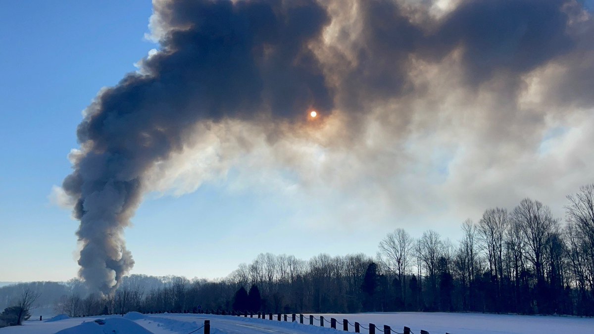 JakeBoswellNews's tweet photo. BREAKING: Multiple boats have caught fire at Hoosier Hills Marina at Patoka Lake in Dubois County. @WEHTWTVWlocal has a crew on the way to the scene to gather more details.

📷: 100.9 FM WBDC https://t.co/sYARazRySU