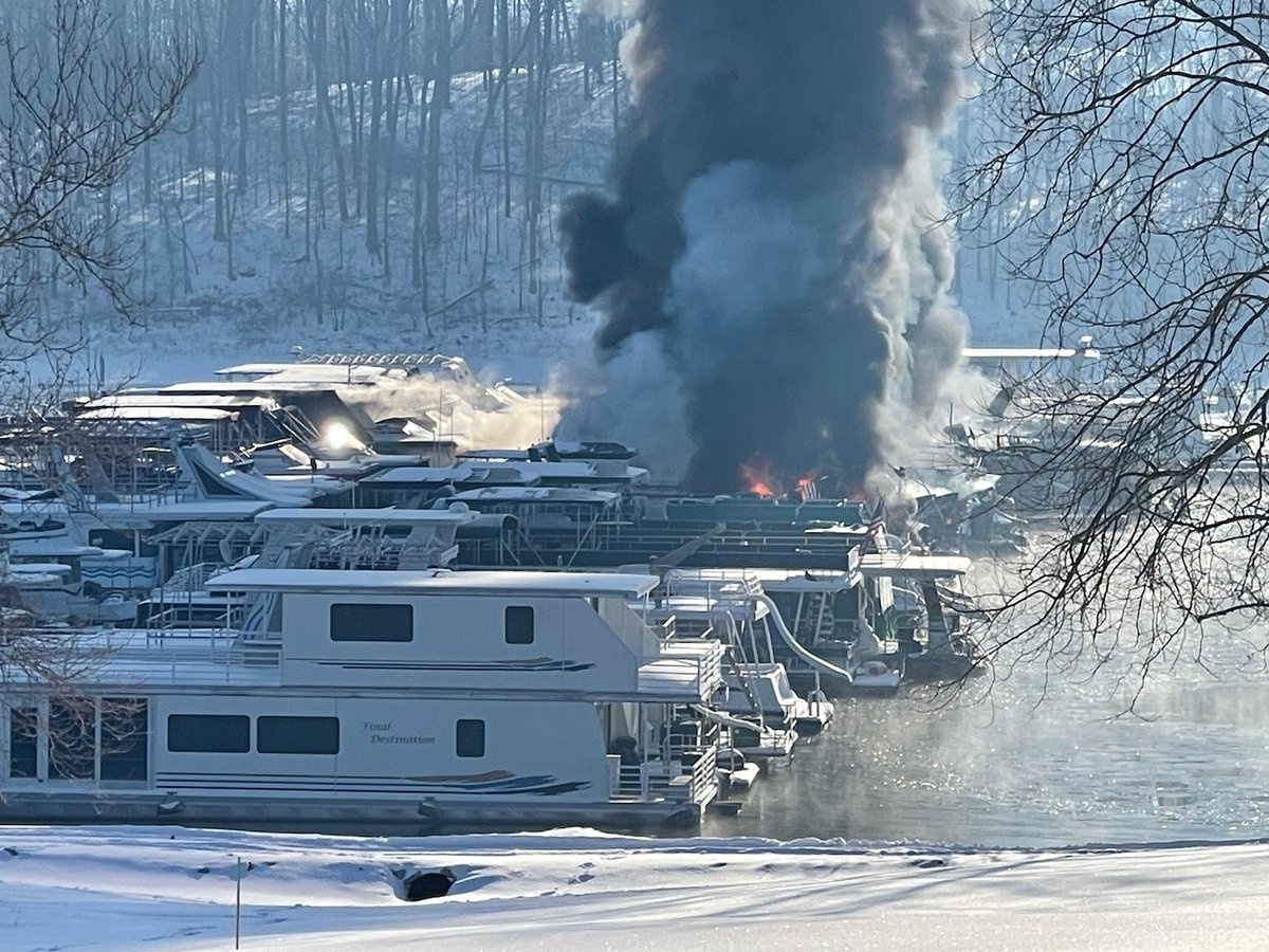 JakeBoswellNews's tweet photo. BREAKING: Multiple boats have caught fire at Hoosier Hills Marina at Patoka Lake in Dubois County. @WEHTWTVWlocal has a crew on the way to the scene to gather more details.

📷: 100.9 FM WBDC https://t.co/sYARazRySU