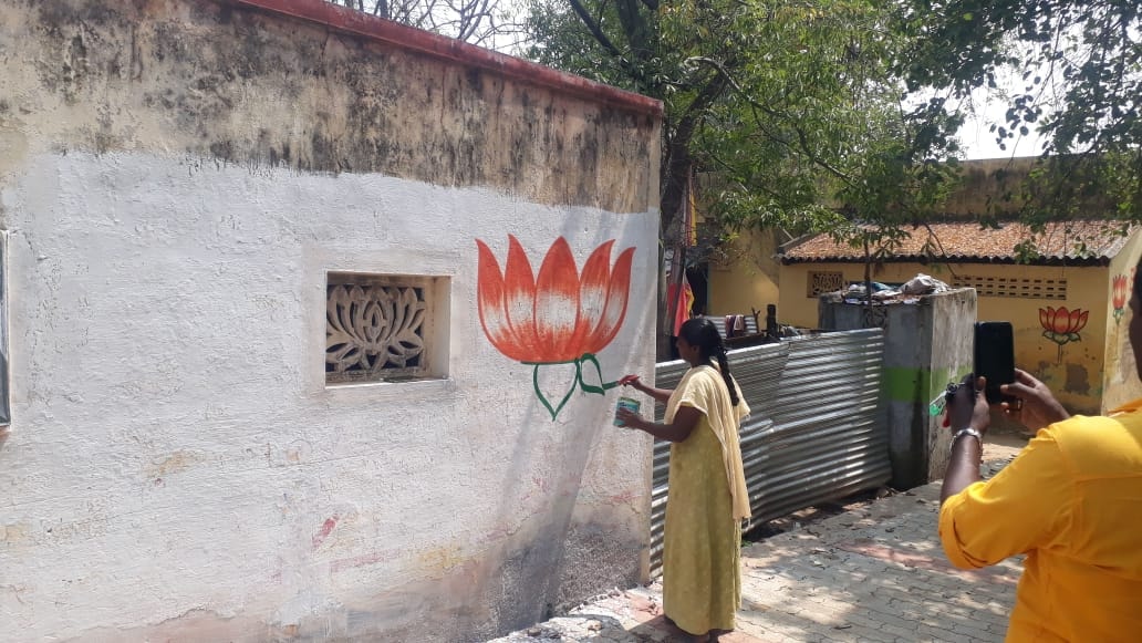 gautamitads's tweet photo. சுவரெங்கும் பூத்திருக்கும் #தாமரை மலர்கள்... 
இடம்: அம்பெத்கர் நகர், இராஜபாளையம்.

வாழ்த்துகள் #இராஜபாளையம் பாஜக சொந்தங்களே...

@BJP4India @BJP4TamilNadu  @AmitShah @JPNadda @CTRavi_BJP @blsanthosh @ReddySudhakar21 @kishanreddybjp @Gen_VKSingh @Murugan_TNBJP 
#Rajapalayam https://t.co/tLkk7tvcNo
