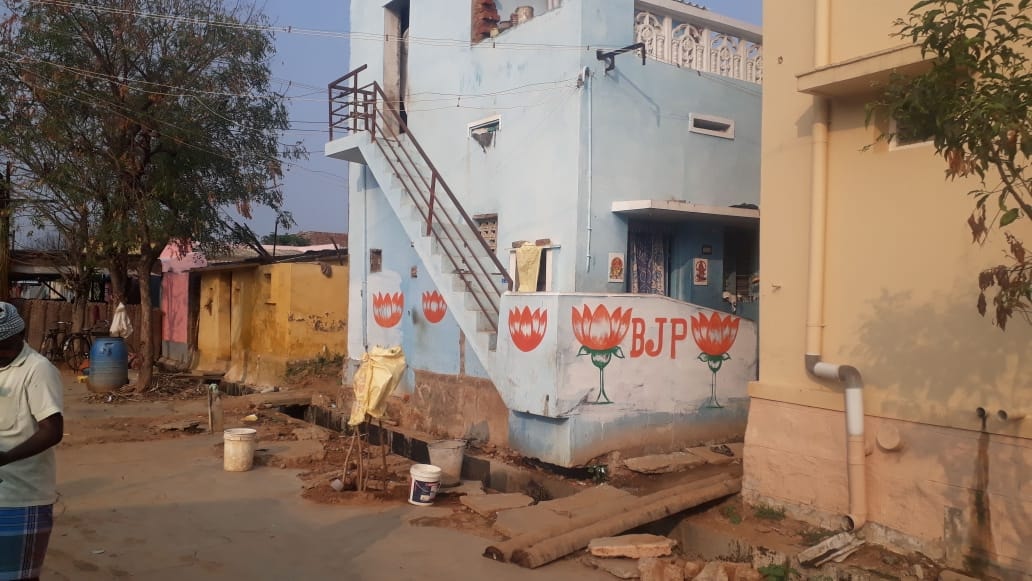 gautamitads's tweet photo. சுவரெங்கும் பூத்திருக்கும் #தாமரை மலர்கள்... 
இடம்: அம்பெத்கர் நகர், இராஜபாளையம்.

வாழ்த்துகள் #இராஜபாளையம் பாஜக சொந்தங்களே...

@BJP4India @BJP4TamilNadu  @AmitShah @JPNadda @CTRavi_BJP @blsanthosh @ReddySudhakar21 @kishanreddybjp @Gen_VKSingh @Murugan_TNBJP 
#Rajapalayam https://t.co/tLkk7tvcNo
