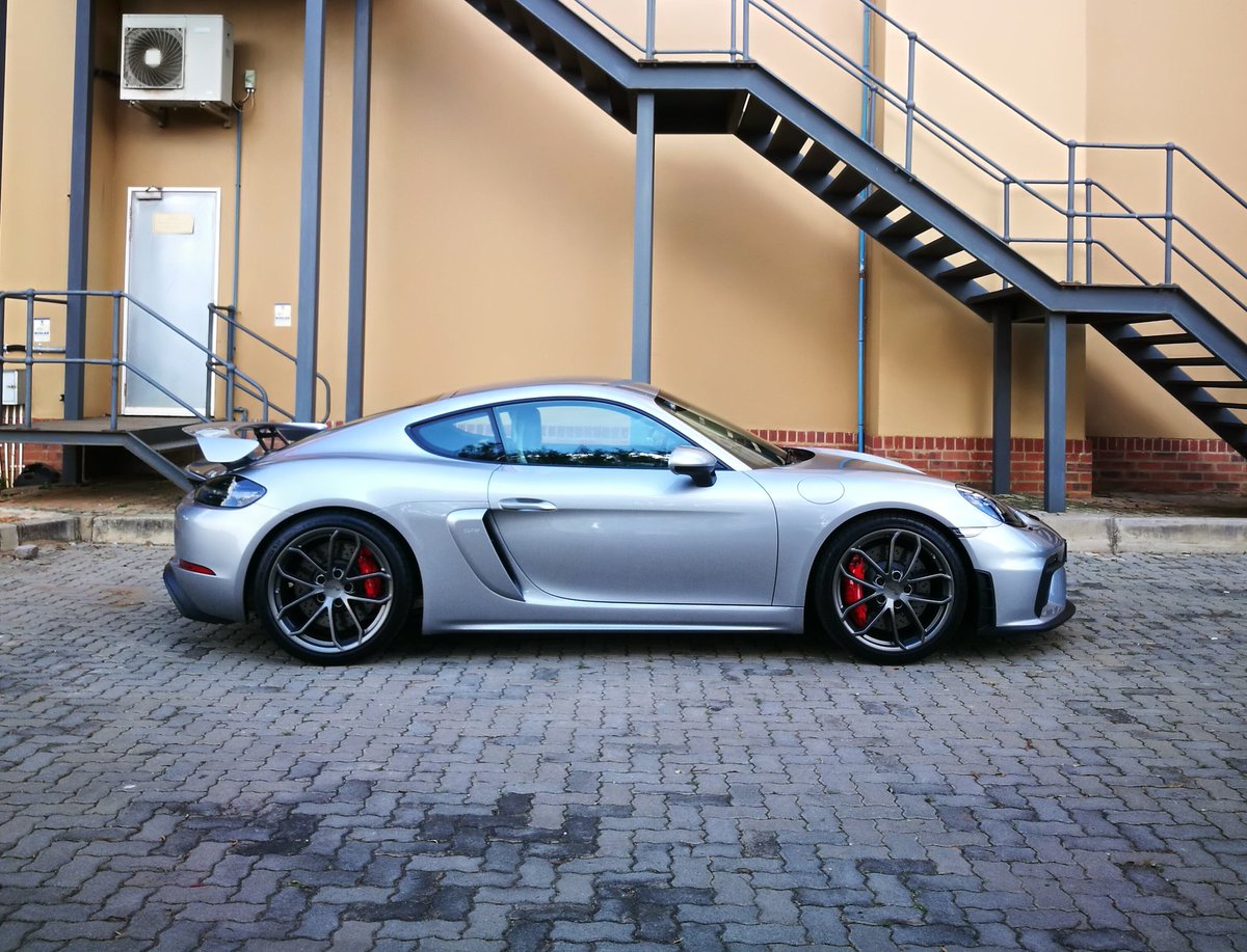 It's the weekend, and who better to rush me into it than Porsche Cayman GT4? That naturally aspirated 4.0-litre 6-cylinder (309kW, 420Nm) paired to a 6-speed manual just begs to scream with each gear change. Thixo wase George Goch!

#PorscheCaymanGT4 #CaymanGT4 #IN4RIDE