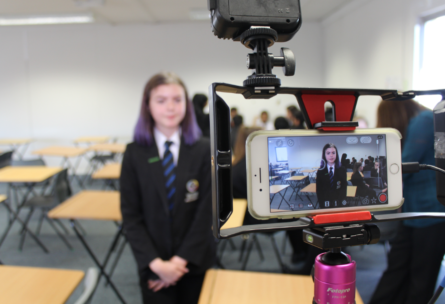 BBCYoungReport's tweet photo. Want to create your own content? 

Don't forget smartphones can do so much more than Snapchat, Whatsapp and email - here's some top tips about recording and editing video and audio on them too! 📱

👉 https://t.co/isUEohx5lf https://t.co/hdyl4l8run