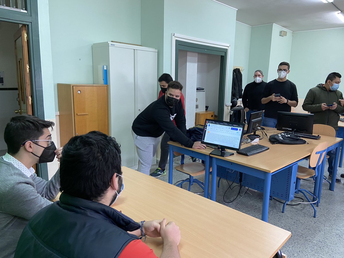 claramefo's tweet photo. Probando probando ... hoy hemos comenzado a probar el croma para las #jornadasculturales @IesPSur con #ASIR2 ... va a quedar chulísimo 😀 @jihuefer https://t.co/pinhk8nlZf