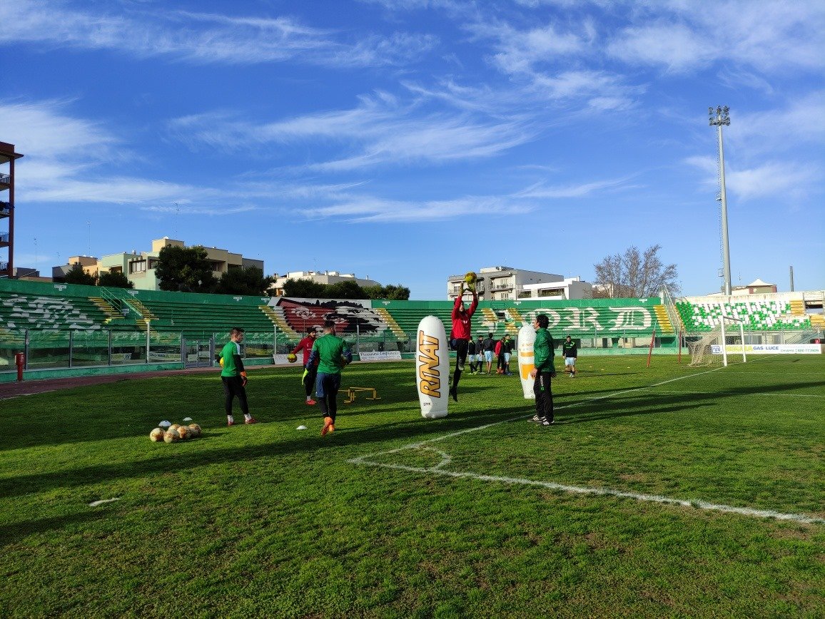 MonopoliCalcio's tweet photo. - 2 a #monopolicavese
Proseguono gli allenamenti dei biancoverdi in vista del match in programma domenica allo stadio Veneziani di Monopoli. Lavoro atletico e tattico pomeridiano per i ragazzi di mister Scienza, domani consueta rifinitura al mattino.
#monopoli #SerieC #umnapl https://t.co/SjG3w1uOrA