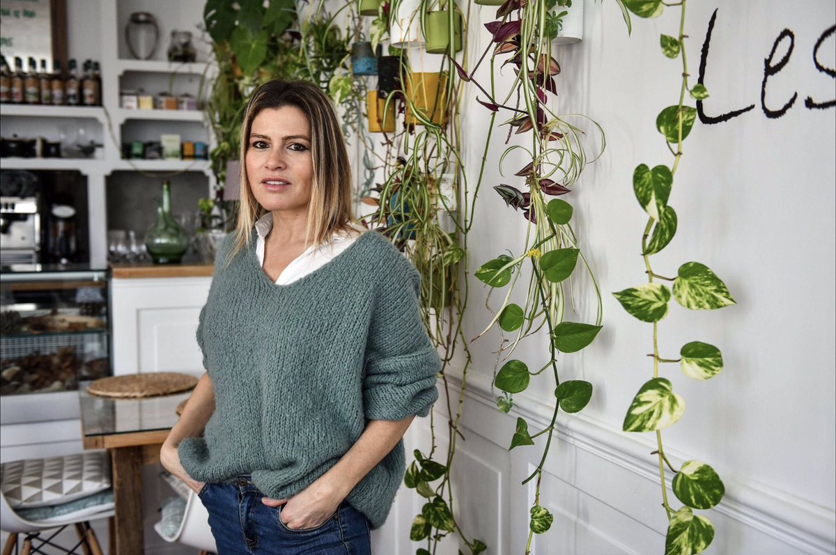 sebastiendurand's tweet photo. Claire Vallée a financé son restaurant #ONA (Origine Non Animale) grâce au #crowdfunding, «les banques ne croyaient pas à un projet alliant bonne cuisine et cuisine végétale en Gironde». Elle vient de devenir la première cheffe #végane étoilée au #Michelin 🧑🍳 👏 https://t.co/ZdjSsaOUKn