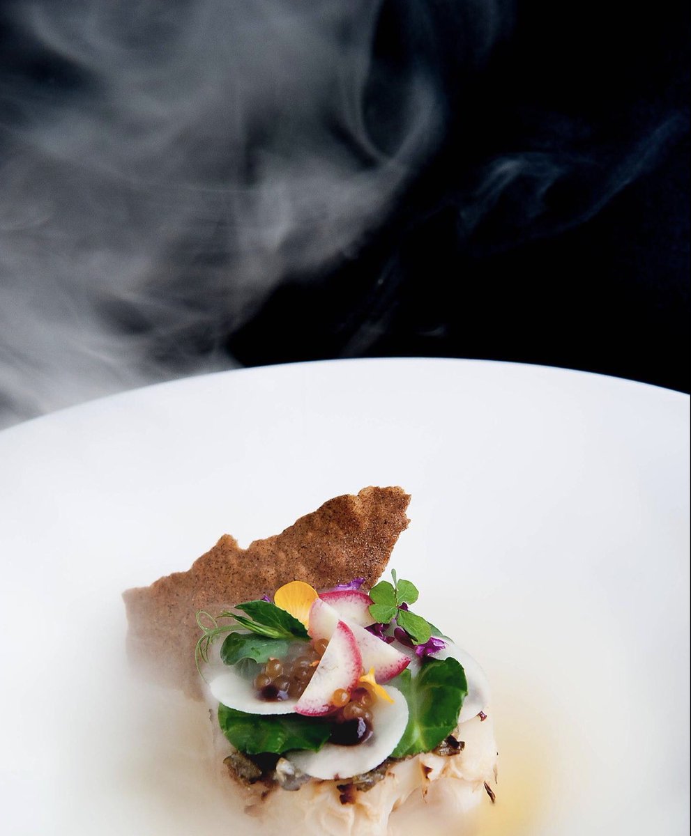 sebastiendurand's tweet photo. Claire Vallée a financé son restaurant #ONA (Origine Non Animale) grâce au #crowdfunding, «les banques ne croyaient pas à un projet alliant bonne cuisine et cuisine végétale en Gironde». Elle vient de devenir la première cheffe #végane étoilée au #Michelin 🧑🍳 👏 https://t.co/ZdjSsaOUKn