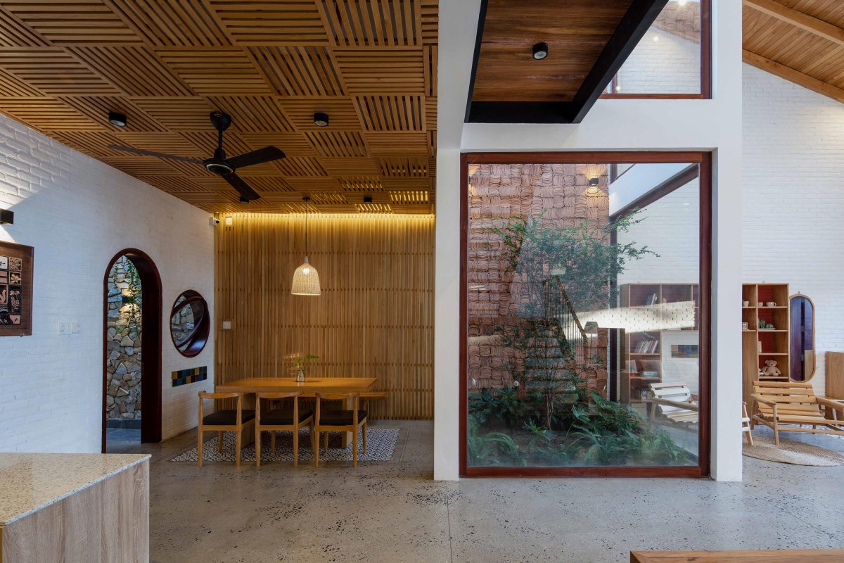 WACommunity's tweet image. Tuan Anh Tran completes Time House with rustic brick walls and yin-yang tiles in Vietnam: worldarchitecture.org/architecture-p… #vietnam #architecture