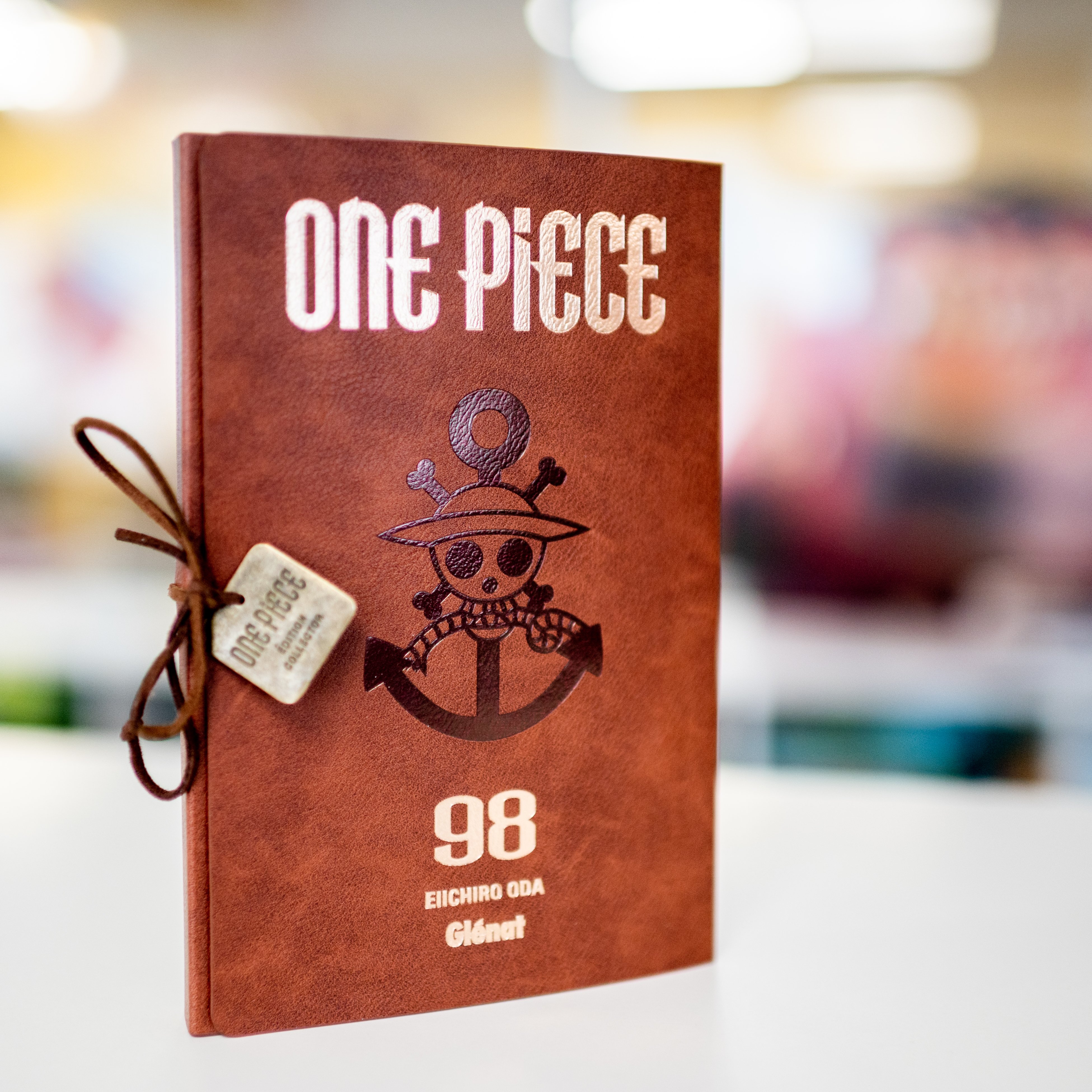 One Piece Tome 100 Collector Précommande Fnac Glénat Manga on X: "📸 Shooting ! L'édition collector du tome 98 de # ONEPIECE se dévoile. On vogue vers le tome 100, avec un étui en simili-cuir  du plus bel effet. 📖