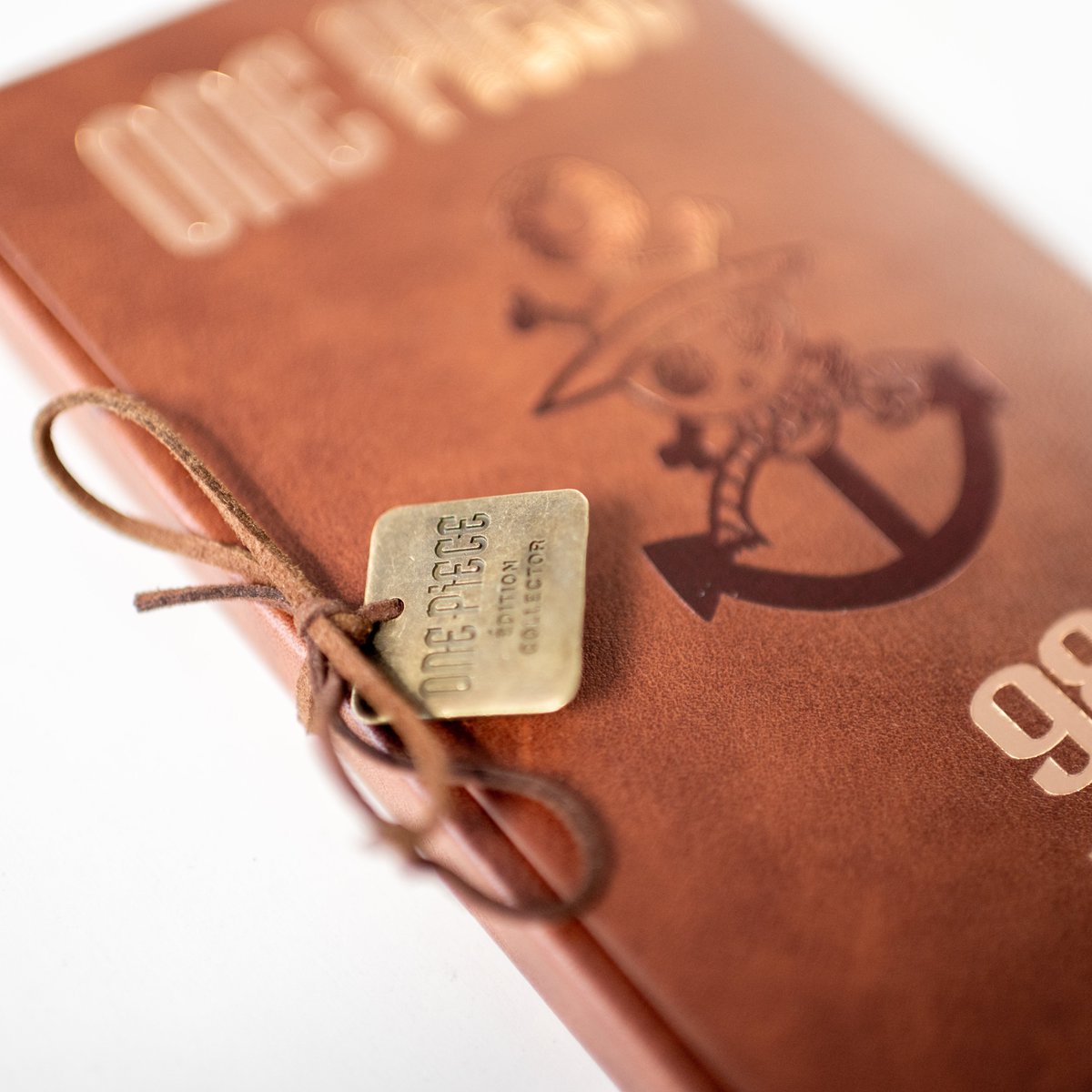 Twitter पर Glenat Manga Shooting L Edition Collector Du Tome 98 De Onepiece Se Devoile On Vogue Vers Le Tome 100 Avec Un Etui En Simili Cuir Du Plus Bel Effet Twitter पर Glenat Manga Shooting L Edition Collector Du Tome 98 De Onepiece Se Devoile On Vogue Vers Le Tome 100 Avec Un Etui En Simili Cuir Du Plus Bel Effet
