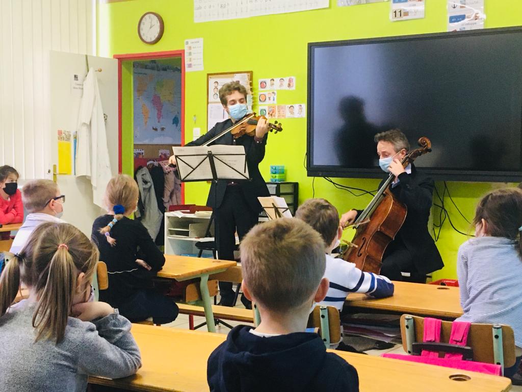 Les Concerts de Poche (@concertsdepoche) on Twitter photo Comme disait #Mozart, <a href="/EmmanuelCoppey/">Emmanuel Coppey</a> et #MarcCoppey mettent « ensemble des notes qui s’aiment » pour la classe de CP de Zetting (57) 🎶
#Sarreinsming 🙏
#concertsdepoche #musiqueclassique #musique #concert #music #classicalmusic #partage #culture #éducation #school #kids Comme disait #Mozart, <a href="/EmmanuelCoppey/">Emmanuel Coppey</a> et #MarcCoppey mettent « ensemble des notes qui s’aiment » pour la classe de CP de Zetting (57) 🎶
#Sarreinsming 🙏
#concertsdepoche #musiqueclassique #musique #concert #music #classicalmusic #partage #culture #éducation #school #kids