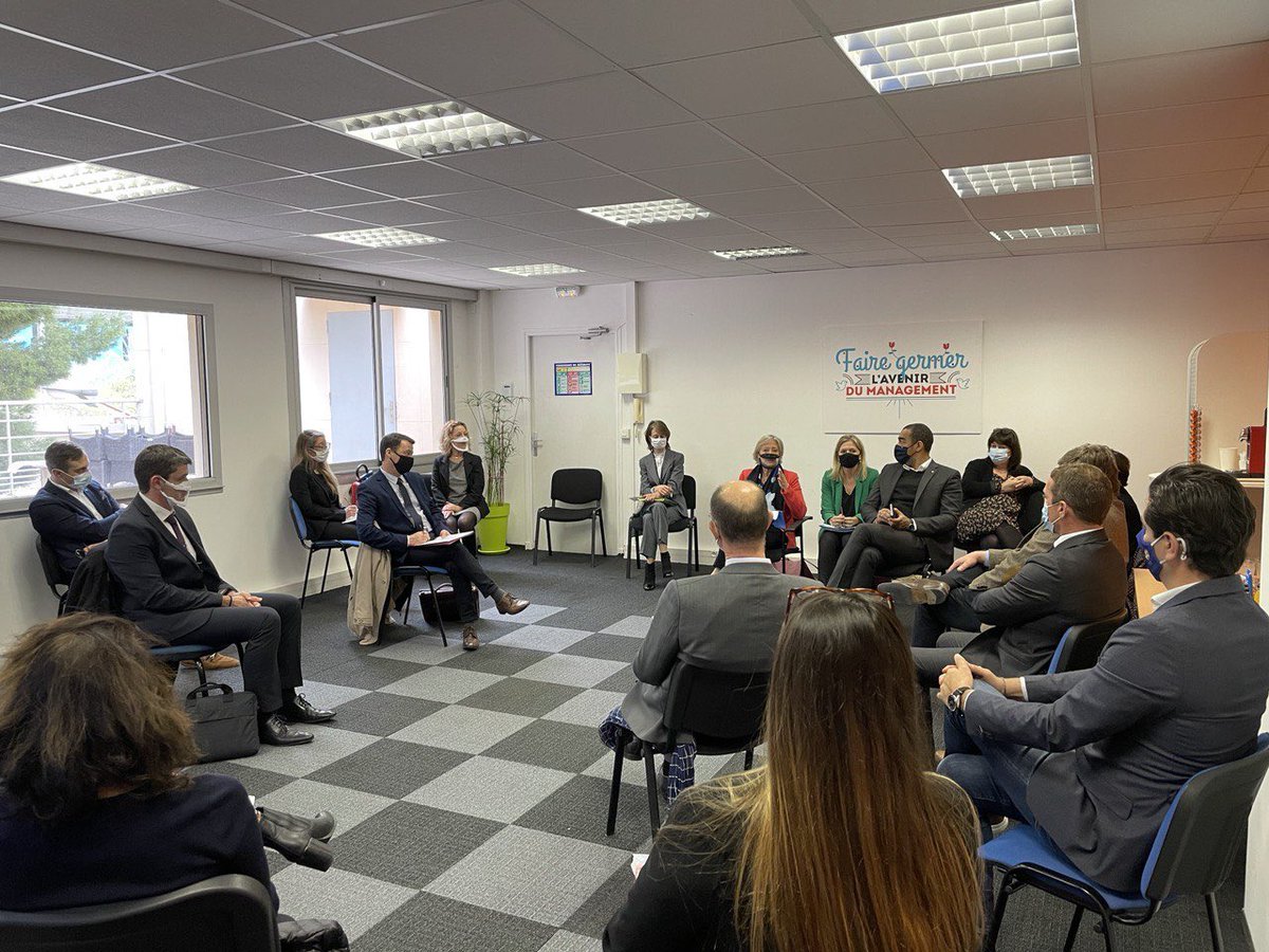 saidahamada's tweet photo. Ravi d’accueillir ce jour la Ministre @s_cluzel, et cheffe de file de notre majorité présidentielle aux élections régionales, dans les quartiers Nord de #Marseille 🤜🏾🤛🏻

Travaillons ensemble pour que le plan #FranceRelance bénéficie aussi aux personnes en situation de handicap ! https://t.co/A8EwYhlyOo
