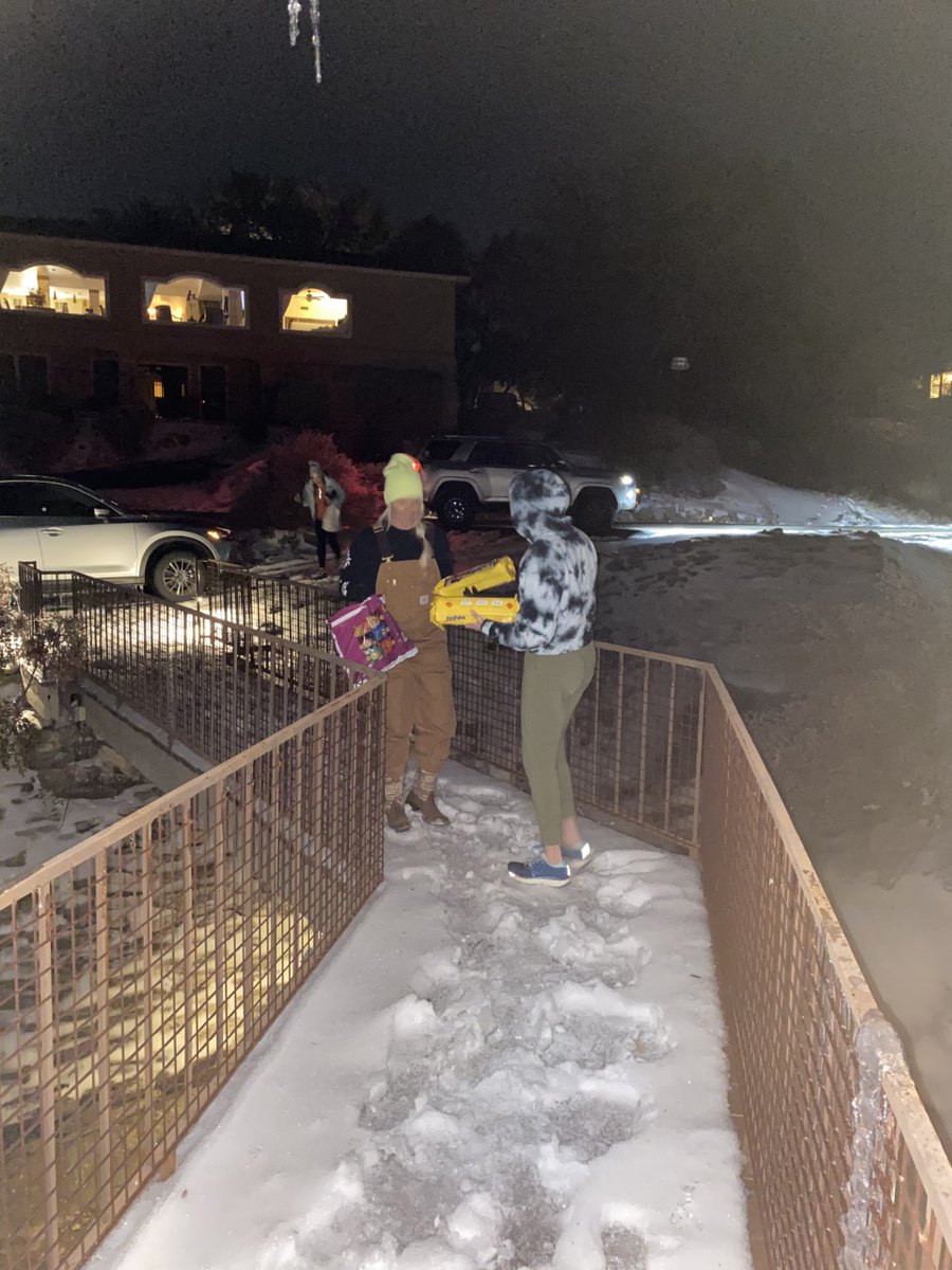 Mr_JCE's tweet photo. Thanks to their 4WD... they can drive in these snowy/icy conditions.  If you need supplies or need a drive... they'll be out again all day and all night.

NEED HELP? CONTACT THEM HERE: https://t.co/ghEMtVJcAq OR https://t.co/8KRZX549N0

TO DONATE: find kami-irwin @Venmo https://t.co/7o0o8ZSNdr