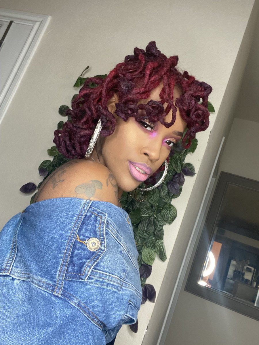 IMAURIAHH's tweet image. Wow, I haven’t been on here in years!! Let me catch up 😁✍🏽and catch y’all up 😍🥶
🤤Ima #lochead, I’m a certified 🤸🏽‍♂️ loctician, a dogmummm 🐾💓 Chanel &amp;amp; owner of LOC•SAUCE hair care line. 
IG: @holonmauri @locdbymauri @saucethylocs 

#locdbymauri #share #follow #twitter