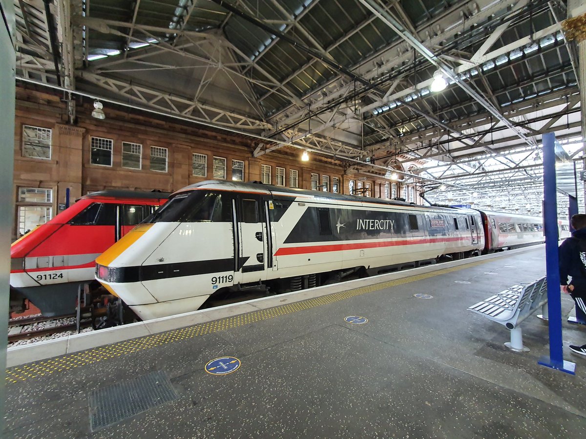1701aStarship's tweet photo. @LNER As its neck and neck so far we see LNER and Scr hst side by side but it's time to call in the big guns. HST on the Royal Border Bridge and the tough and durable class 91s. #voteLNER https://t.co/2X0393dOp7