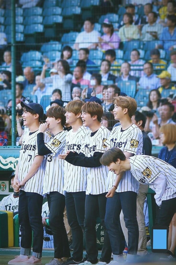 jtoni_n's tweet photo. Everyone being shocked by jungkook's overflowing talents- a much need thread : https://t.co/2sMWqSFWNK