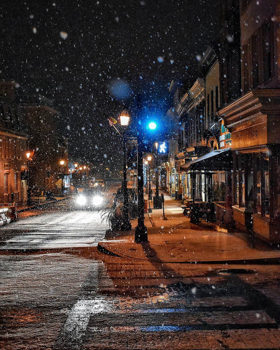 VisitAnnapolis's tweet photo. It's beautiful - but icy! How are you staying cozy today?
📸 @wereye_wander
#visitannapolis #annapolis #mainstreetusa #snowday #icestorm #weekendplans #staycozy #historicannapolis #chickandruths #winter #chesapeakebay #landscape #cityscape #nighttimephotography https://t.co/gGllJGOB6o