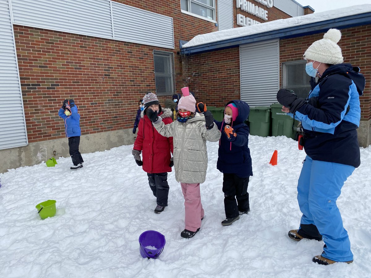 KellsElementary's tweet photo. Can you balance a cup of snow on your head? #Winterfest #snowyfun #Kellslife #Kellsproud https://t.co/L2jJhUOURu