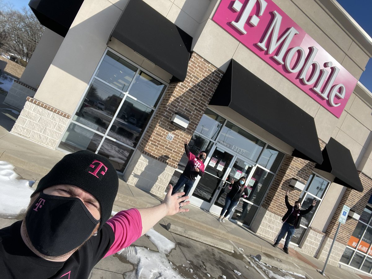 emyscey's tweet photo. We are OPEN and here for you!! Visit the @tmobile #LakeJuneSquad
#WeAreWithYou #DoNothingAverage #SouthNeverSettles #MakeYourMarkNETXARK @haifabale @brittheidler https://t.co/XOfMTxG3AE