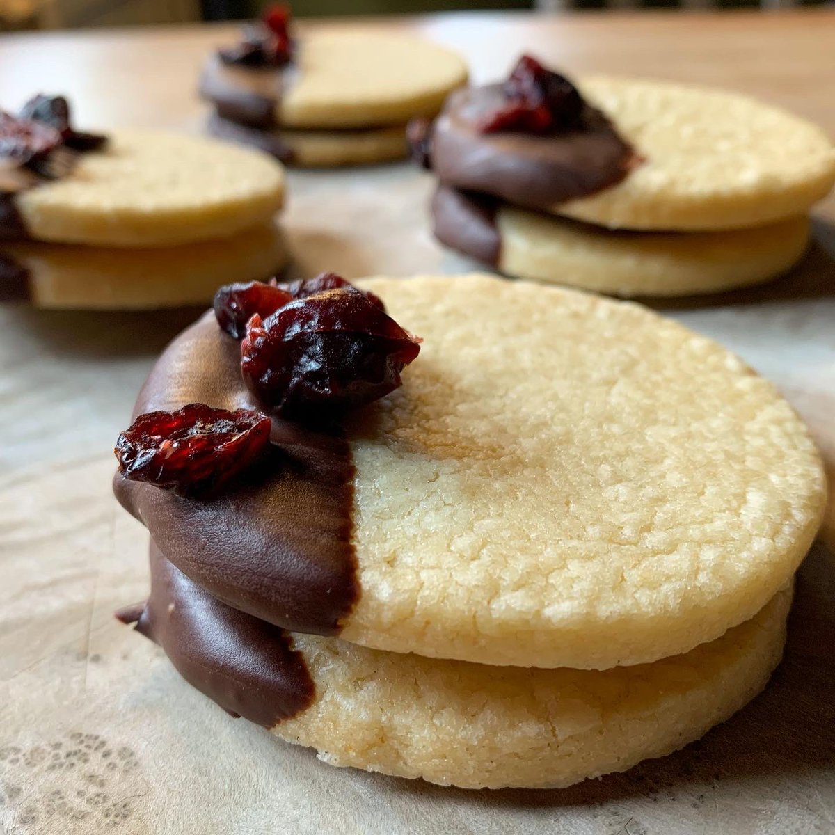 Lemon curd filled or millionaires shortbread.... OR maybe one of each!?!
Biscuit day in the Bakehouse 😃
#biscuits #shortbread #sable #millionaireshortbread #lemoncurd #bakers #bakery #madefromscratch #baking #biscuit #biscuitsofinstagram #tonbridge #kent